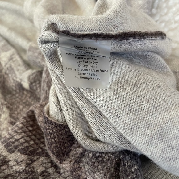 KINROSS – VEE NECK SWEATER PYTHON PRINT XS $328 - Picture 6 of 6
